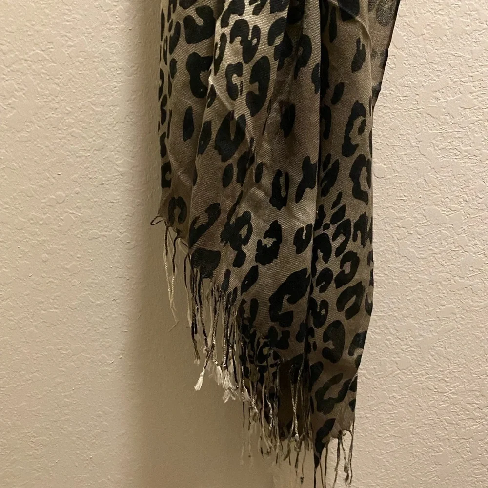 Leopard two-tone fringe scarf